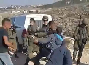 Un Palestinien tente de sauver son générateur électrique, l'armée israélienne lui tire dessus, il finit dans un état grave