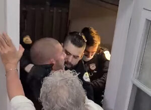 Un homme extirpé d’une habitation par la police pour rassemblement illégal