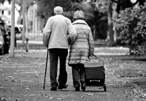 Couple de personnes âgées