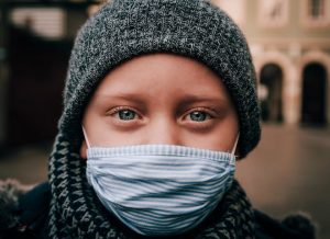 Enfant avec un masque