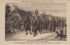 Au XIXe siècle, une procession de cagots "Parias des Pyrénées" portant l'habit marqué d'une patte de palmipède, arrive sur les bords du Lapaca aux sons de la crécelle et de la cliquette qui les signalent. - (Histoire épisodique du vieux Lourdes, Béarn)