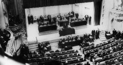 L'Assemblée nationale siégeant dans le Grand Casino de Vichy, le 10 juillet 1940, jour du vote des pleins pouvoirs constituants au maréchal Pétain.