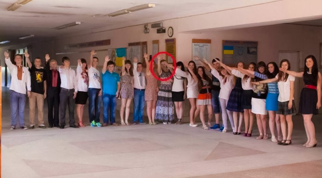L'enseignante Marina Batyuk et ses élèves faisant le salut nazi à Lviv en Ukraine.