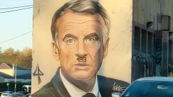Emmanuel Macron, caricaturé en Adolf Hitler, à Avignon / Capture écran Twitter @SophiesProvence (Capture écran Twitter @SophiesProvence)