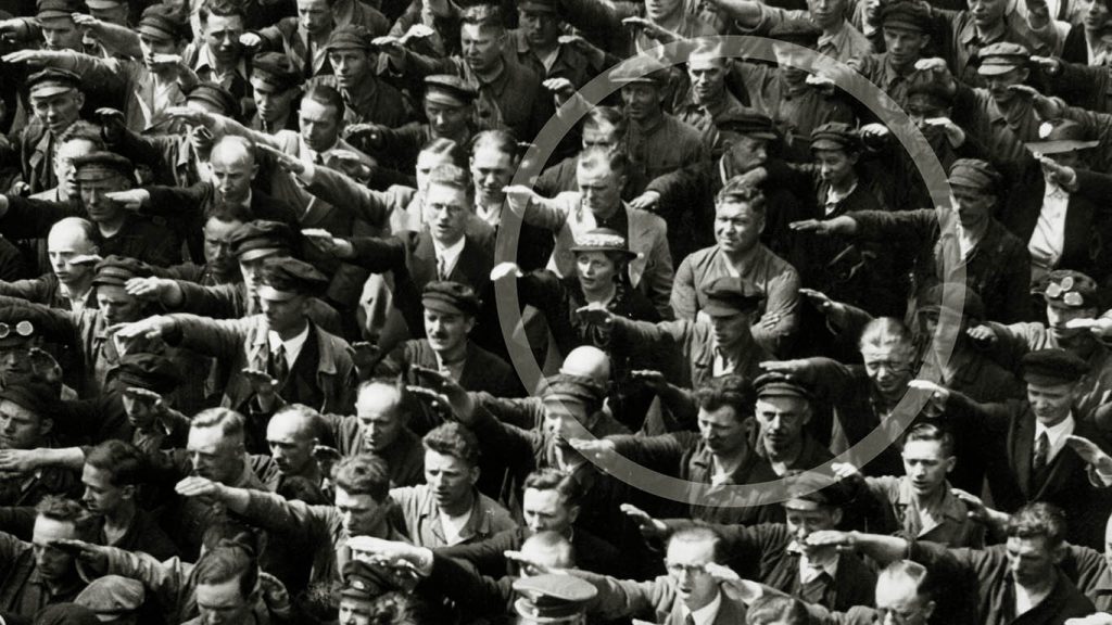 Une foule faisant un salut nazi, August Landmesser refusant de le faire.