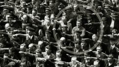 Une foule faisant un salut nazi, August Landmesser refusant de le faire.