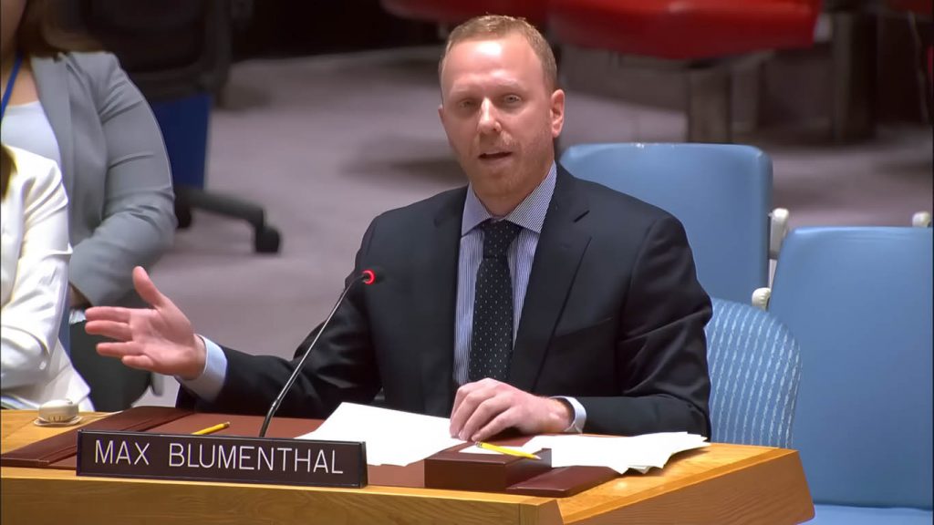 Crédit photo : Capture d'écran tirée de la vidéo de Max Blumenthal de Grayzone lors de son discours devant le Conseil de sécurité de l'ONU, abordant la question du rôle de l'aide militaire américaine en Ukraine.