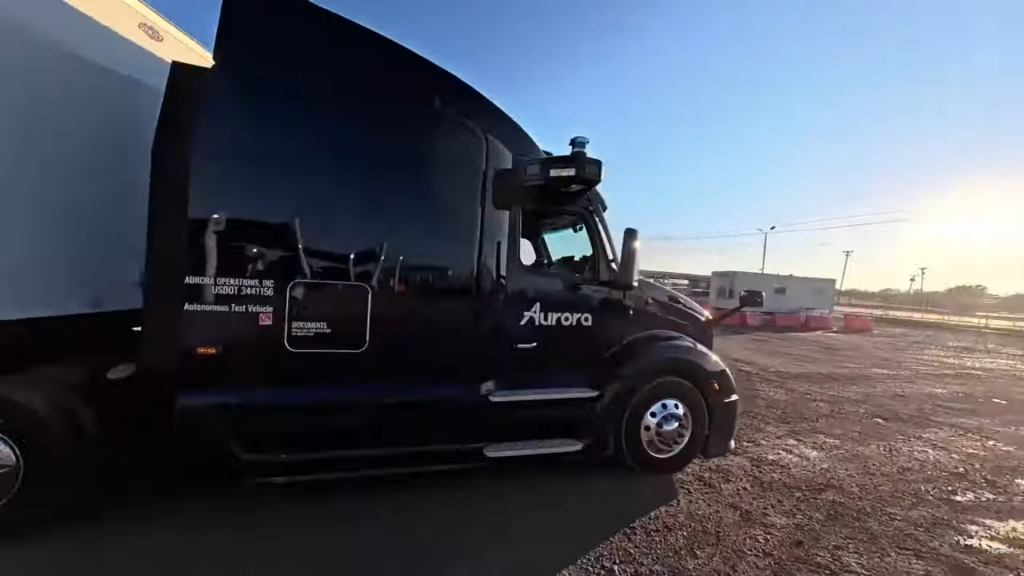 La technologie de conduite autonome d'Aurora se prépare pour un lancement commercial.